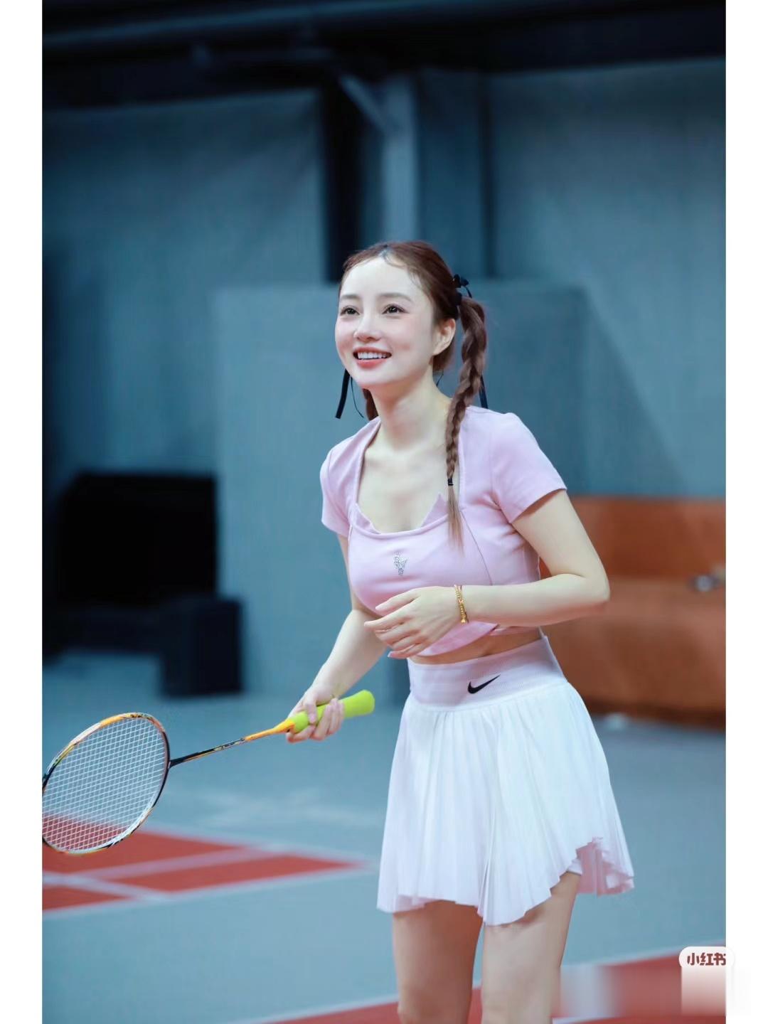 李小璐近日小红书更新文案：🏸北京最近的气温已经热出新高度了。没关系，这也阻挡不