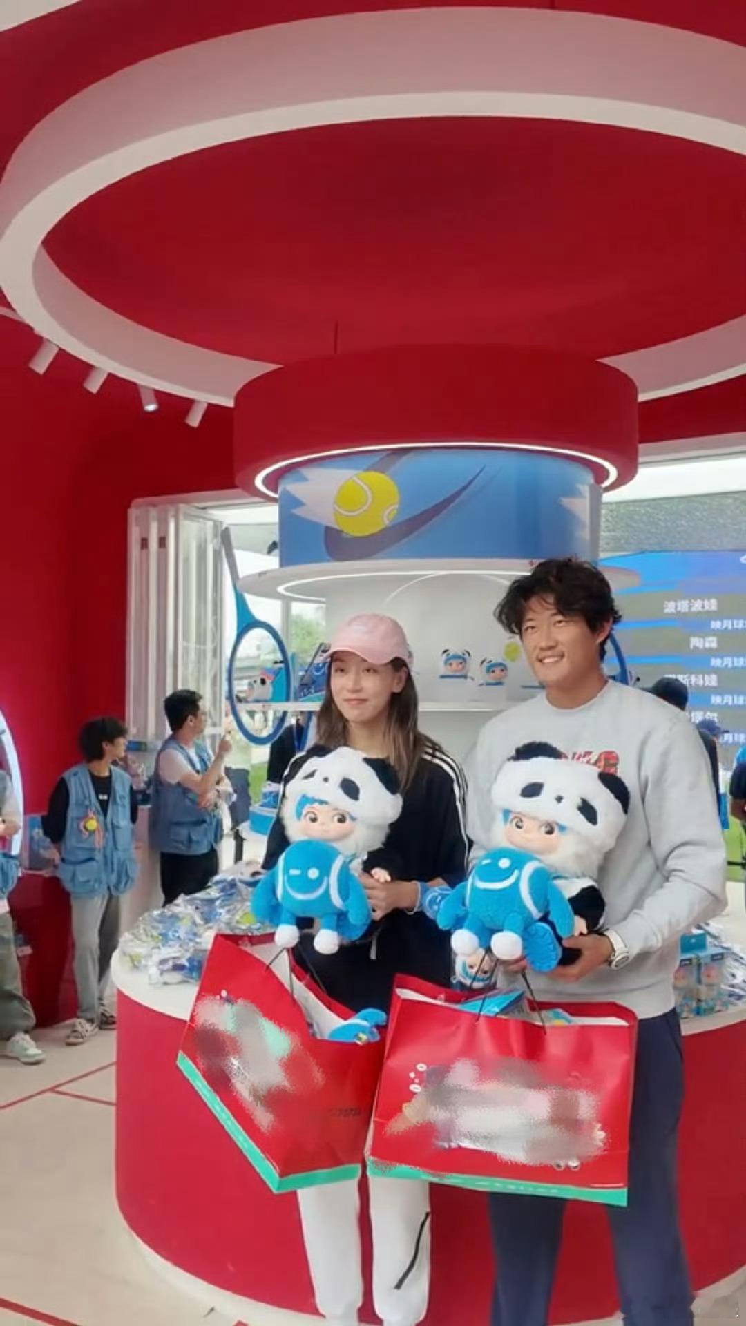 王欣瑜张之臻奥运会后首度合体 是谁酸了我不说！从球场到商场，俩人拎着大包小包的样