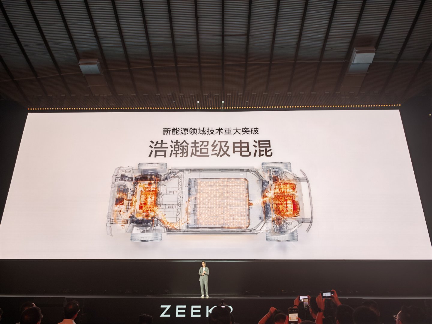 极氪实现混动技术重大突破刚才还在和大家聊这次极氪9X都有哪些黑科技，这不就来了。