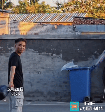 神级三分！扔垃圾精准空投进驾驶室
 
河北街头一名男子拎着垃圾袋，对着路边垃圾桶