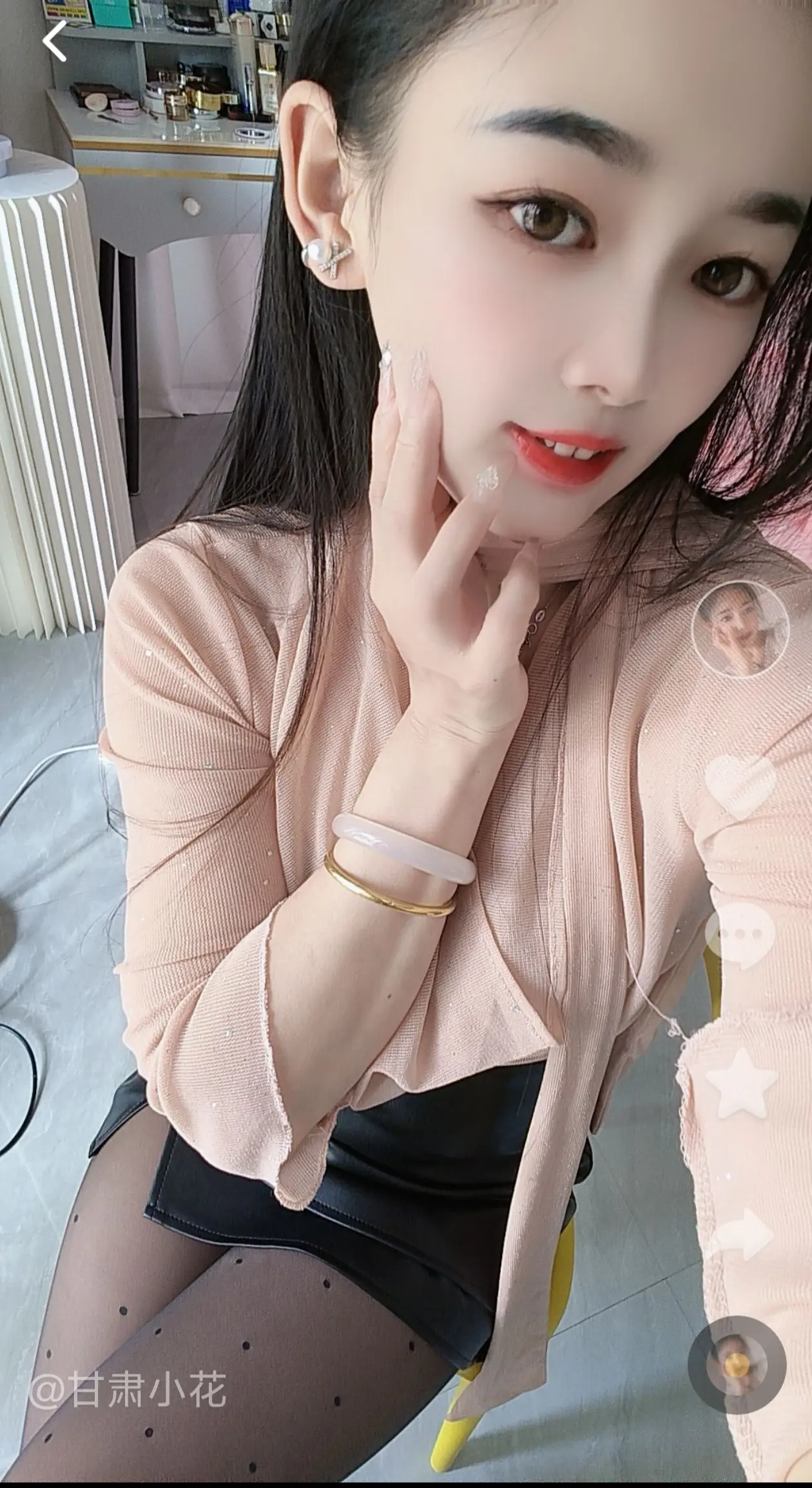 “人挺可怜的，喜欢的得不到，得到的不珍惜。在一起去怀疑，失去了去怀念...