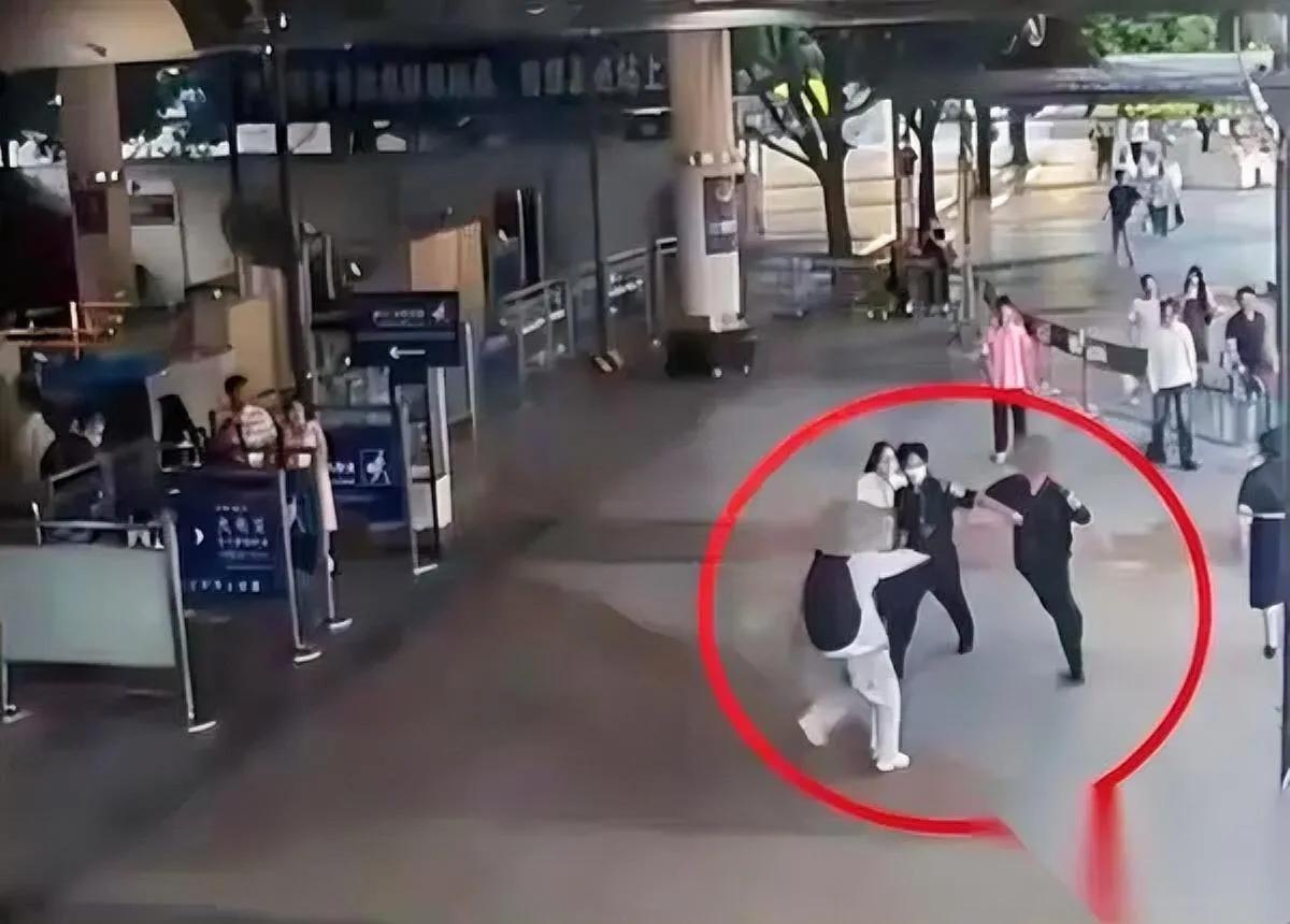 大学老师赶车

被骂被打

居然还要和打人者各拘5天？

浙江这位大学老师赶飞机