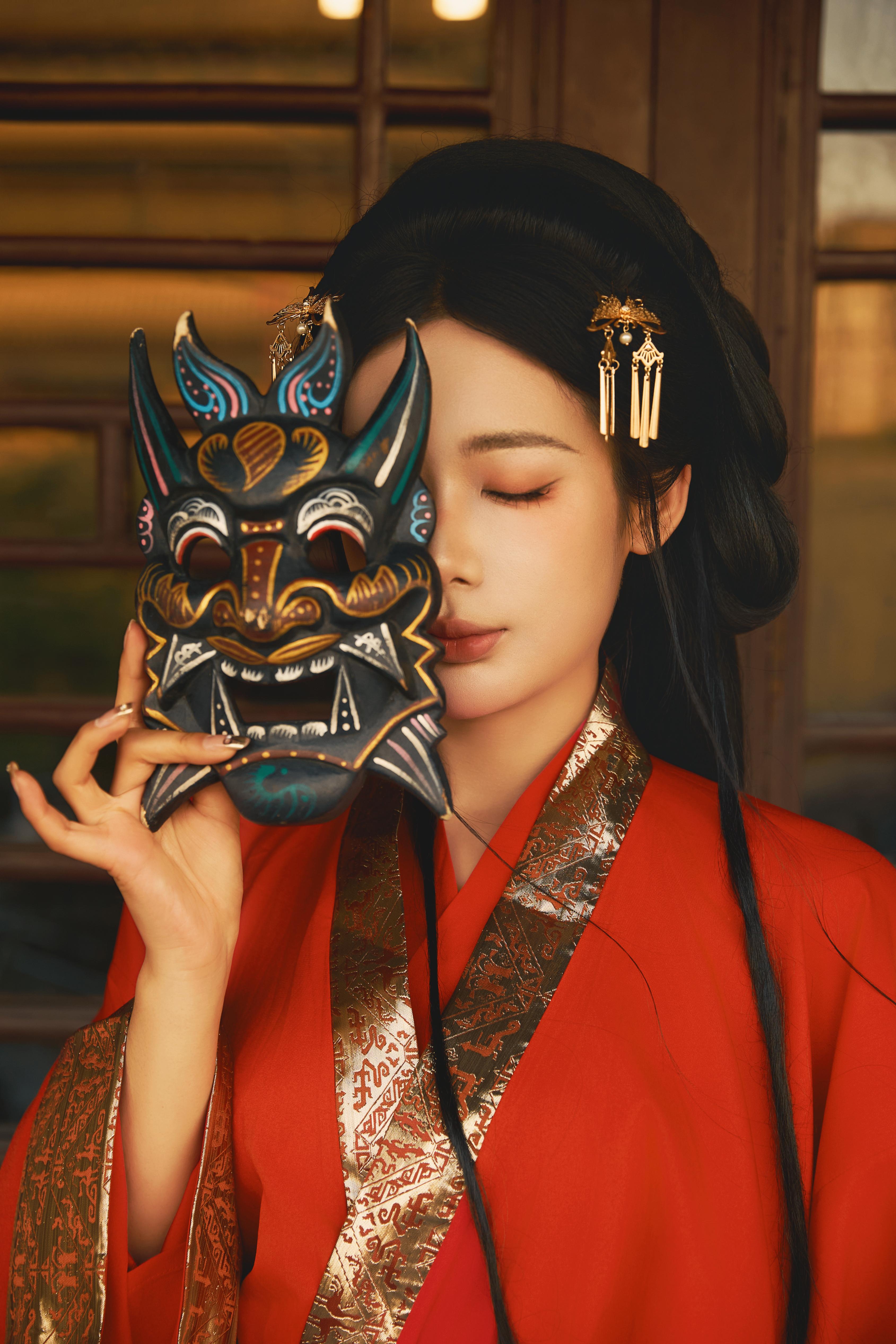 一袭红色战国袍与晚霞共舞~。衣袂翻飞间，仿佛能听见大秦的铁马金戈 -