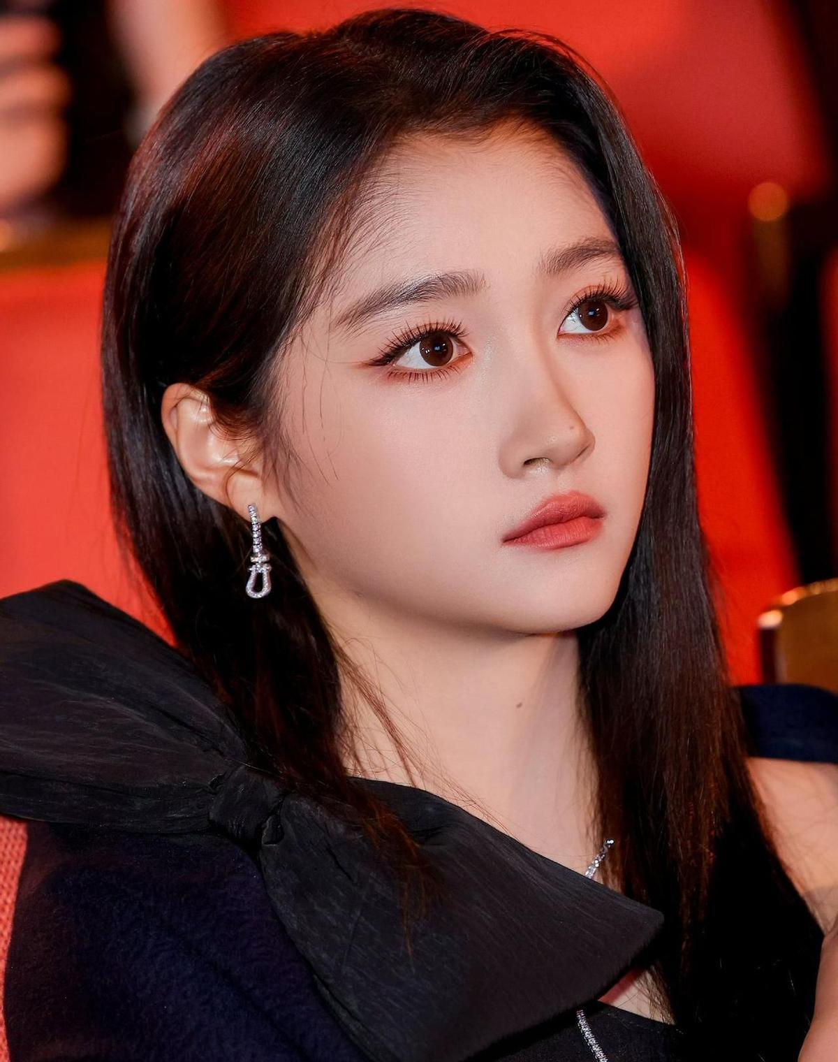 关晓彤穿小黑裙美出圈，工作室却翻出三年前的旧视频。
观众一看就懵了：人都变样了，