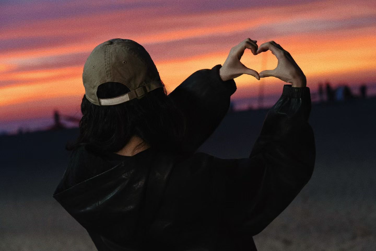 人生路上，要学会善待，善待他人，可以让人生走得更远；善待自己，可以让生命活得滋润