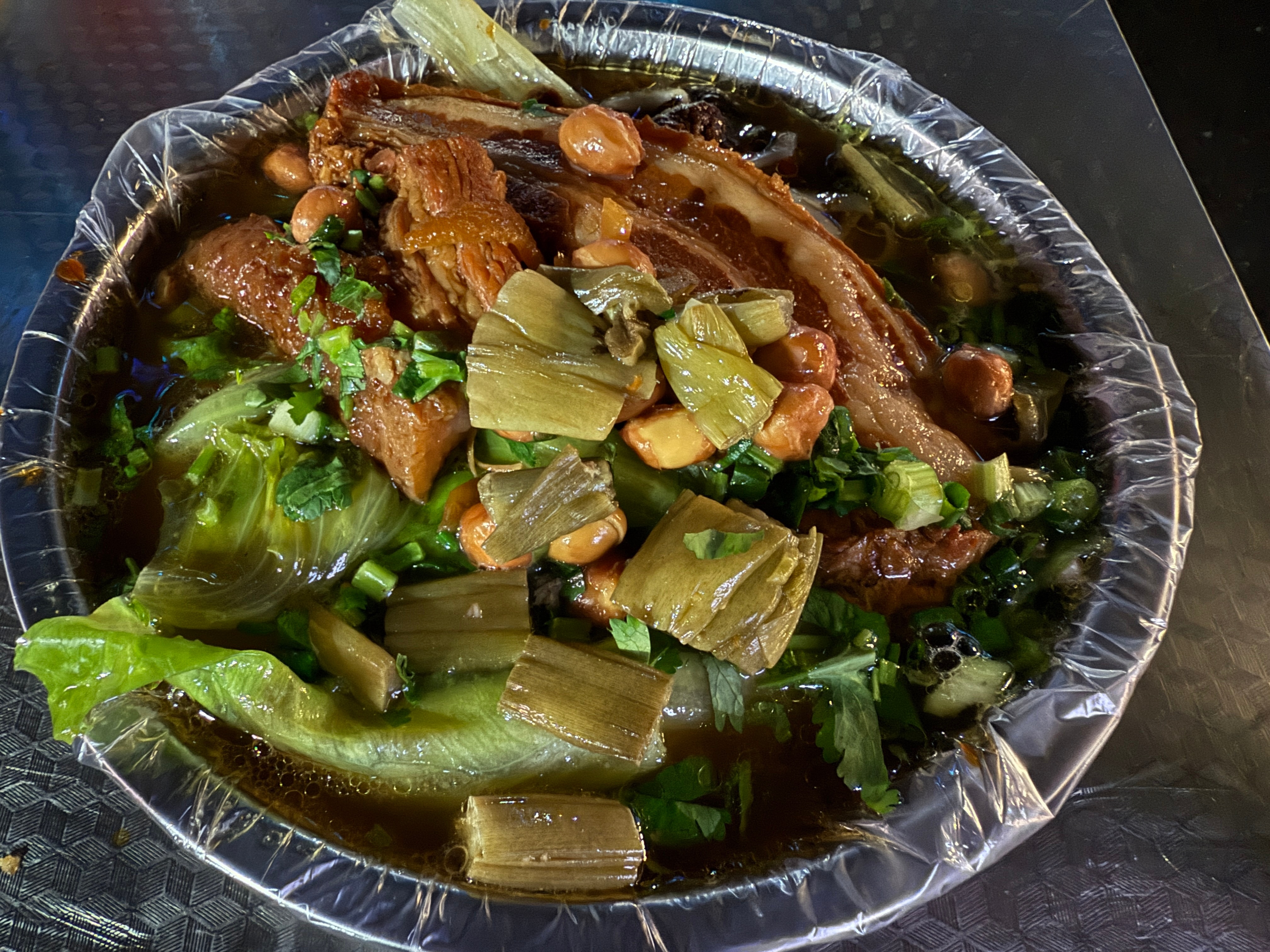 在路边摊吃到了一份好吃的广西扣肉粉