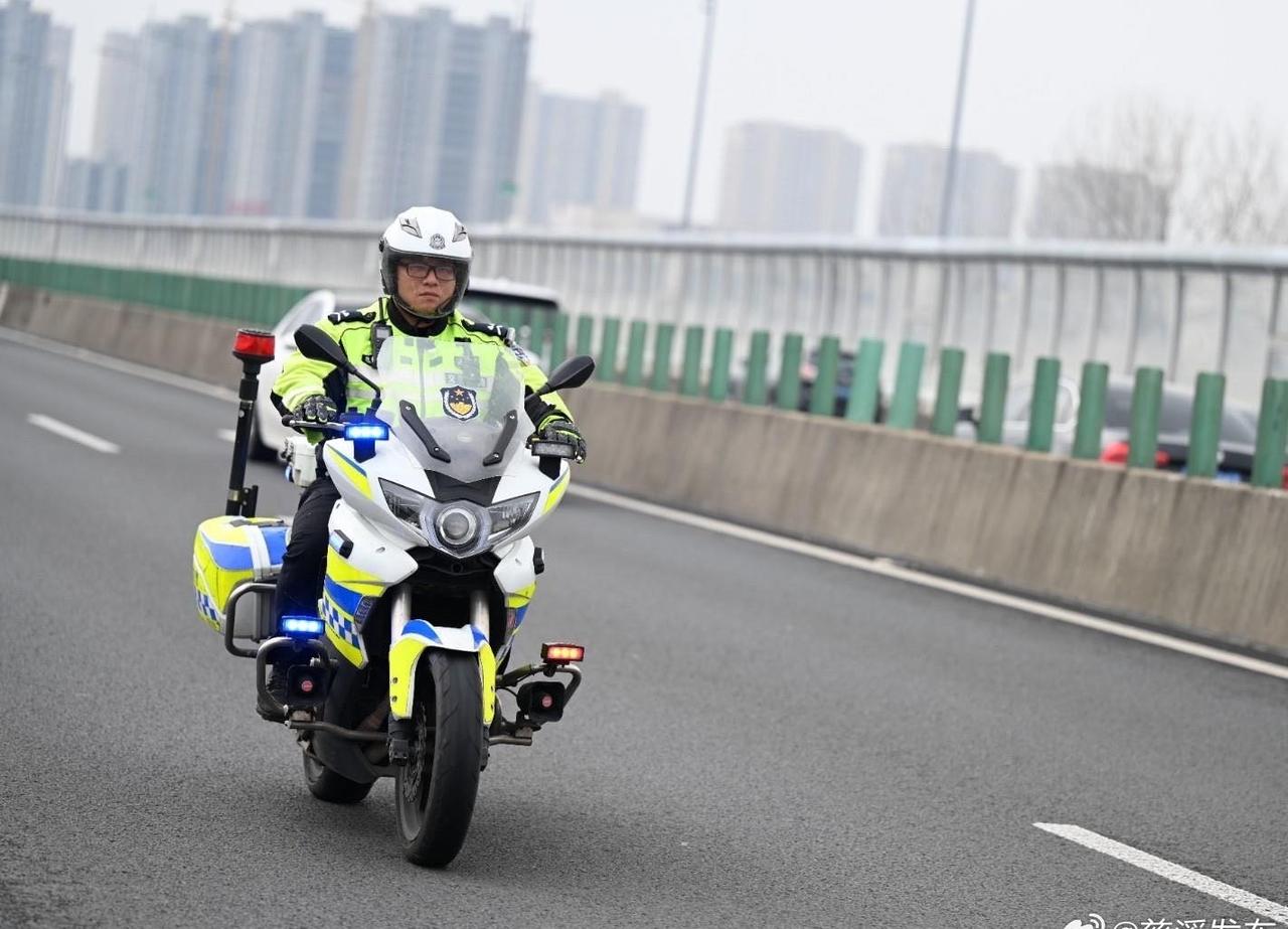 【男子断指紧急送医 铁骑开道抢出“黄金时间”】“靠边！靠边！”“这边有伤者！”急