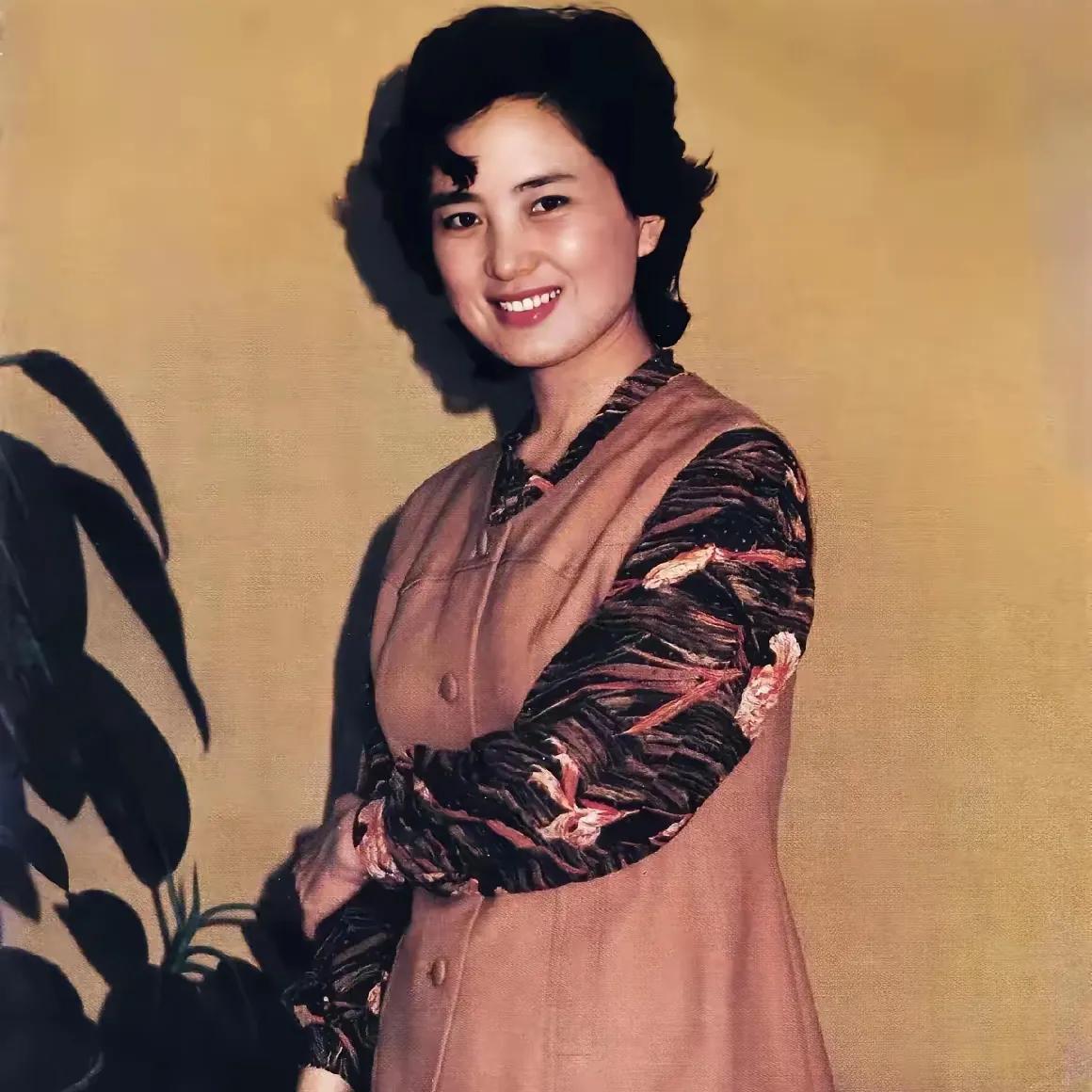 八十年代的北影三朵花中，论演技李秀明最高，其次是刘晓庆，然后是张金玲。论长相张金
