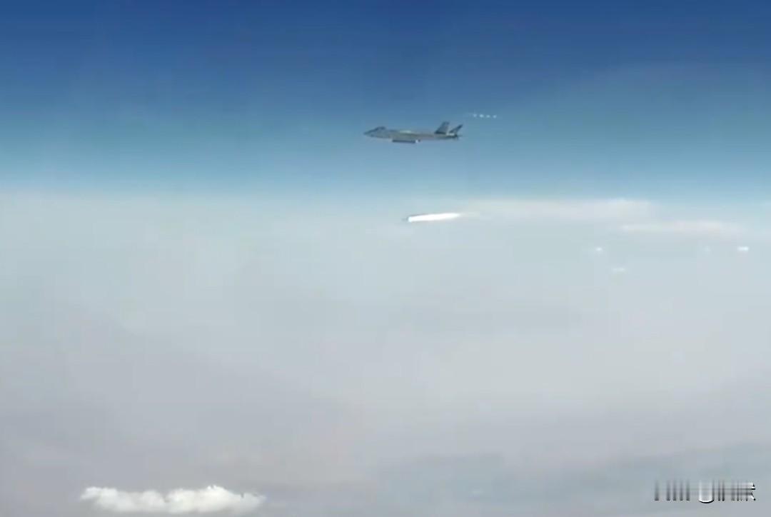 歼20罕见发射导弹画面！（官媒公开画面）