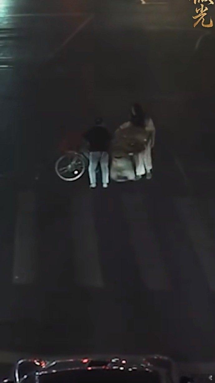 雷军点赞小米车主助人善举 老司机应该都懂，大晚上的在这种车流里突然停车，其实心里