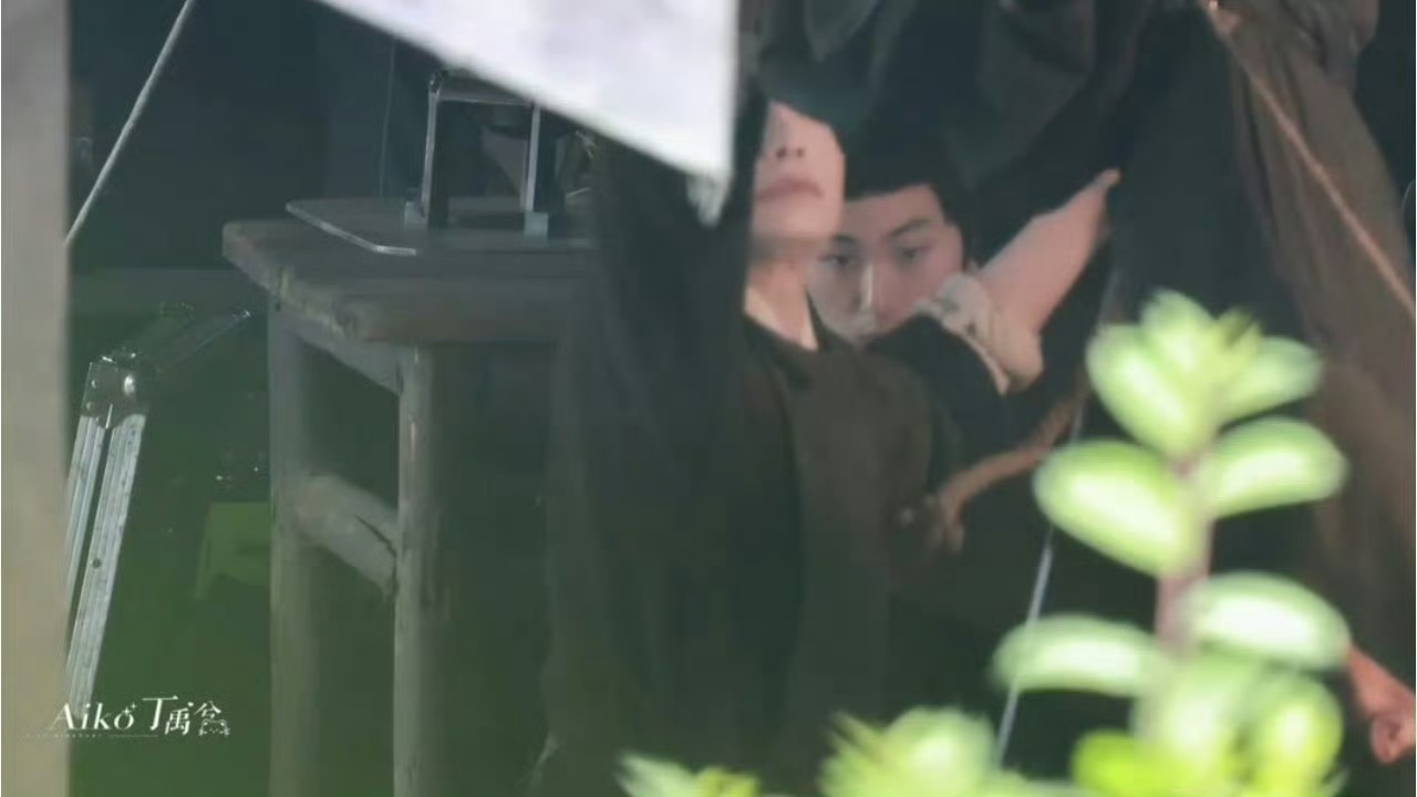 拍完一场戏，丁禹兮第一时间是关心吊威亚的群众演员怎么样，说明他骨子里就是共情能力