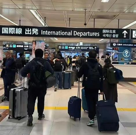 不听劝去日本，
中国游客滞留后喊着要包机！


日本机场的滞留旅客
急的像热锅上