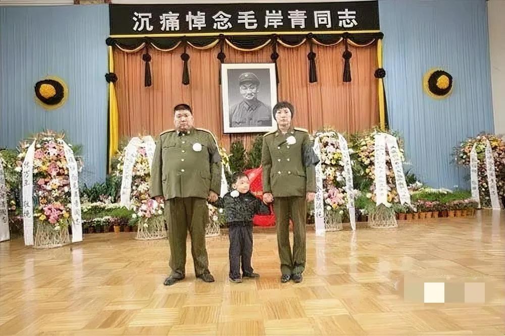 2007年，岸青的追悼会上，儿子毛新宇、儿媳刘滨，孙子毛东东，留下的一张合影，照