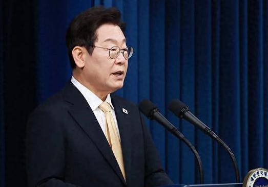 说实话，这次试射导弹，咱们不仅完全合规，甚至还提前通报了相关国家。导弹没飞过谁的
