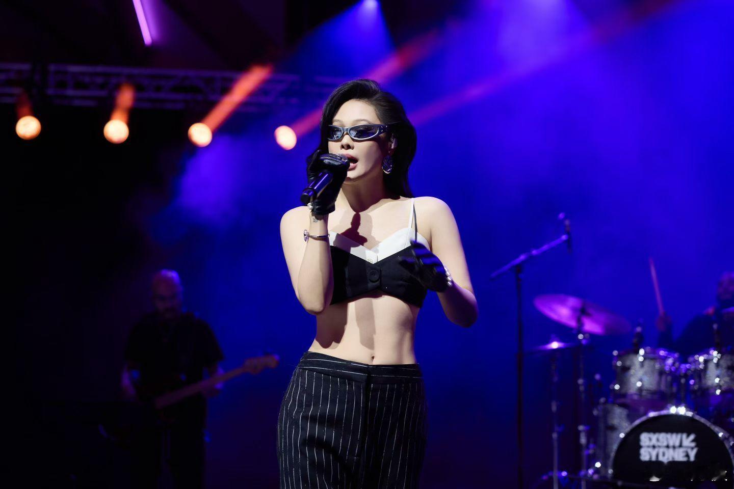 袁娅维 叫我老婆别叫我妈 袁娅维悉尼音乐节互动超有爱！面对“妈妈”称呼果断拒绝，