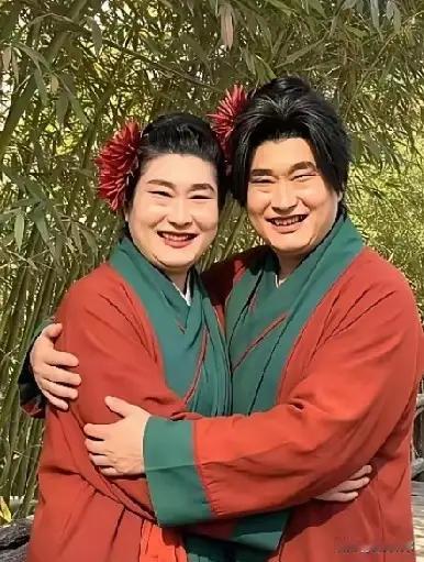 这一对跳梁小丑演技炉火纯青，傻呼呼憨厚本色令人拍案叫绝。友友们：你们能认出他们是
