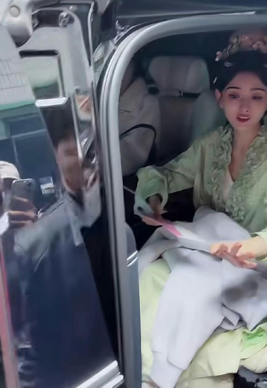 宋祖儿被男粉求婚了 宋祖儿明显被吓到 普信男哪都有