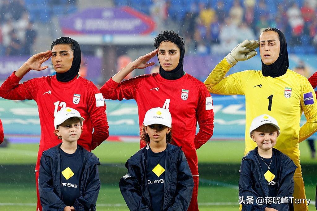 特朗普刚在真实社交平台上发了一个救人贴：
“澳大利亚犯了一个可怕的人道主义错误，