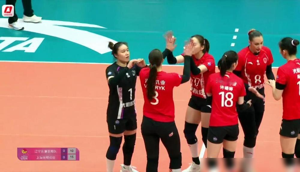 辽宁的主场，成了上海队的狩猎场。

开局的哨响没能唤醒辽宁队的压制力，即便石冰彤