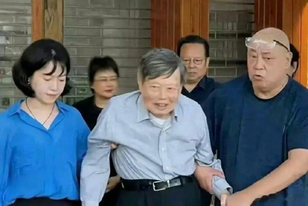 岁月不饶人，著名科学家杨振宁博士102岁了，已经是一个老态龙钟的样子，身旁的妻子