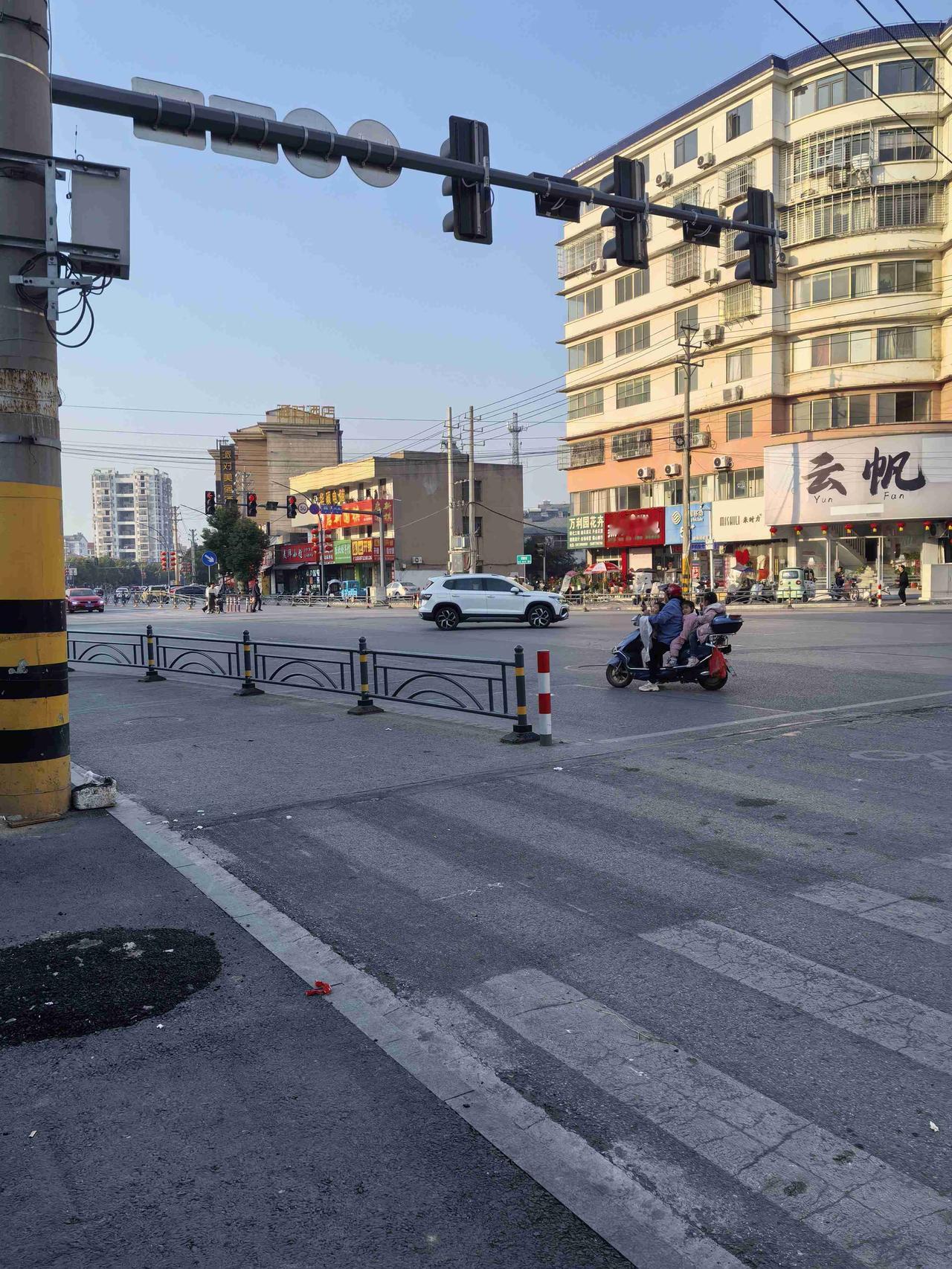 带定位晒今日生活 今天在鄂州街道，状态轻松愉快，天气还是一如既往的给力。
现在鄂