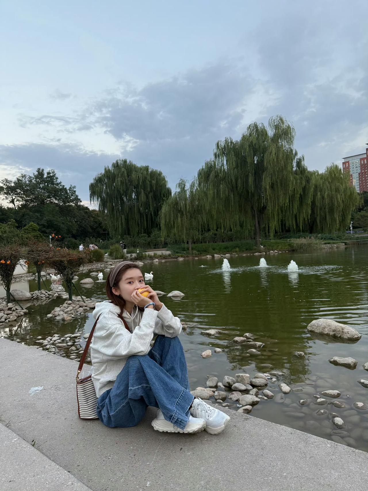 宋伊人恢复更新了，

看来她也回归到了正常的生活当中，

今日，宋伊人更新了最新