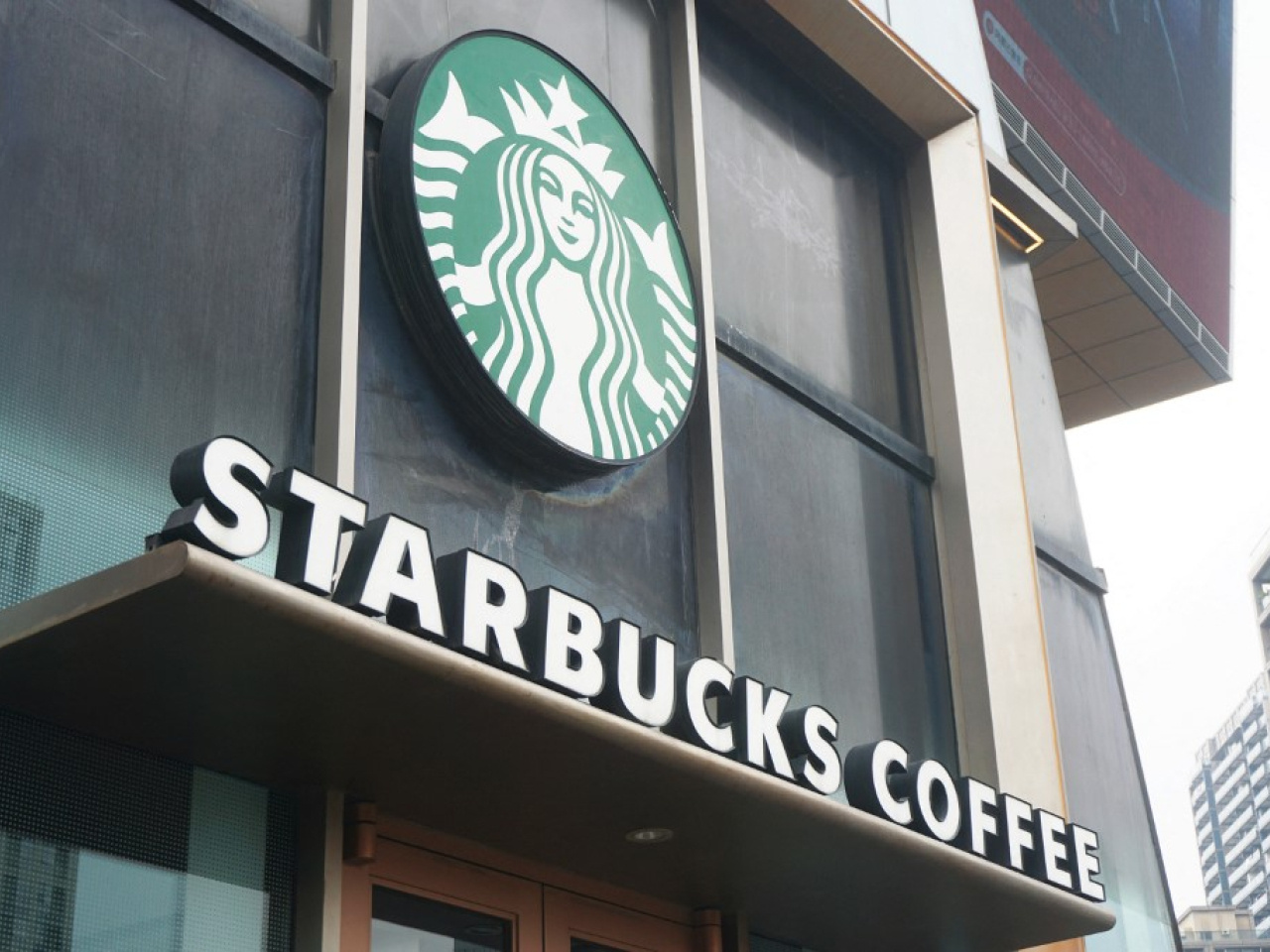 星巴克以40亿美元出售中国业务60%控股权给私募机构博裕资本，双方将成立合资企业