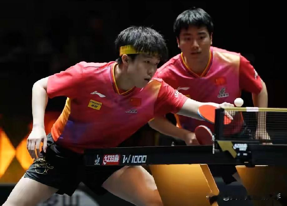 乒乓球混合团体世界杯第二轮循环赛，中国队VS德国队。
  第四盘王楚钦梁靖崑VS