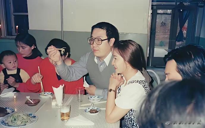 蔡明年轻时候真的很漂亮，颜值不输如今一线年轻女明星。
那年蔡明32岁了，那年她和