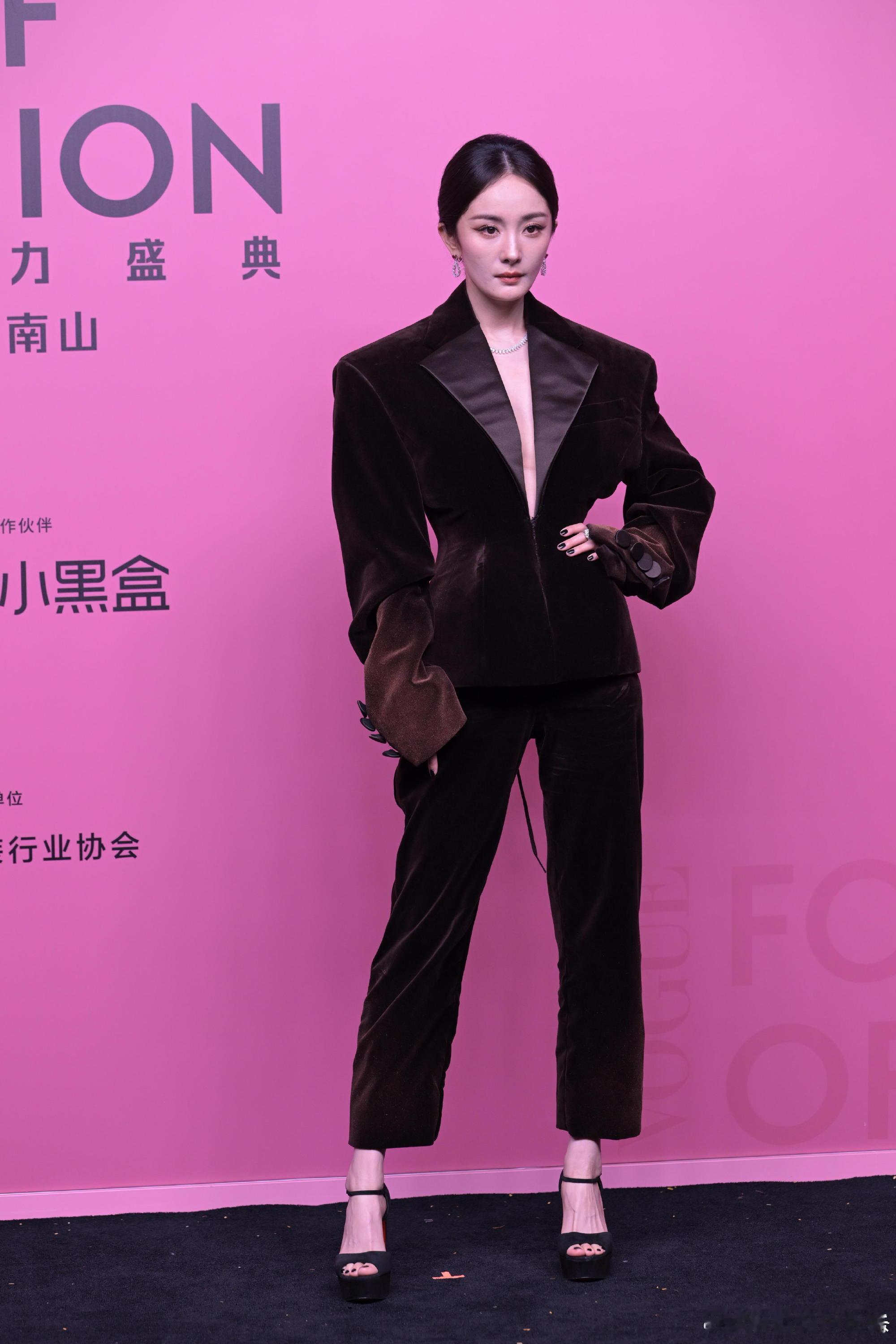 原来窝瓜活动好多艺人团队打听了背景板是粉色，所以穿适合粉色的黑和蓝。怪不得今天一