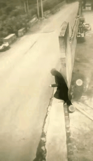 过马路啊，真的要小心
这个老人的速度还是不错的，看到来了一辆车之后
掉头就往路边