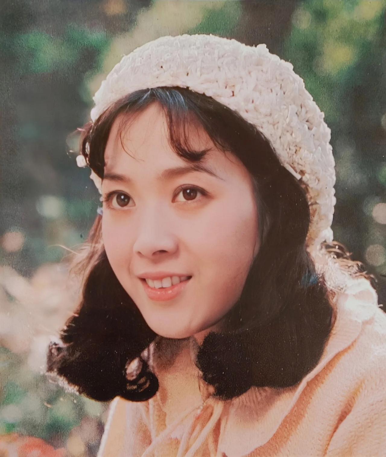 1986年历上的女演员
龚雪、周洁、沈丹萍、于莉、殷亭如、宋佳、陈烨
第七张戴草