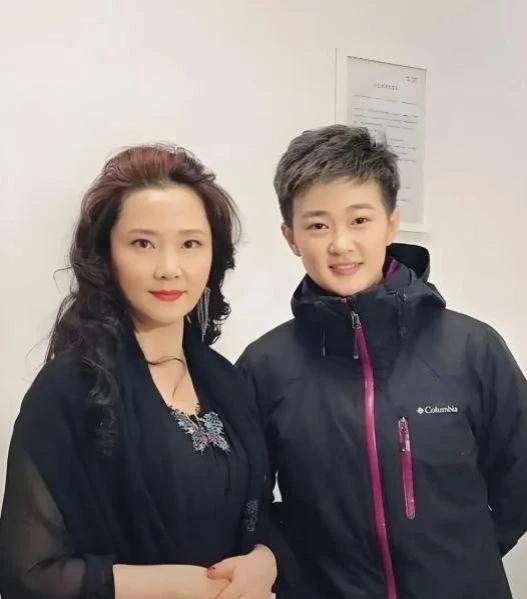 何赛飞家的一双儿女真是俊！特别是她儿子，长得那叫一个眉清目秀，看来是遗传了妈妈的