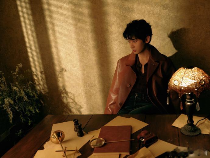 成毅复古港风大片  成毅棕色长皮衣   棕色长皮衣的成毅，站在港风的钟楼之下。他