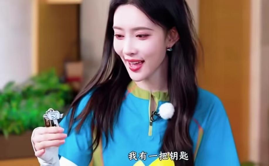 孟子义抽到一把钥匙给激动坏了，她不知道每个人都会抽到钥匙。
孟子义：“ 我是以为