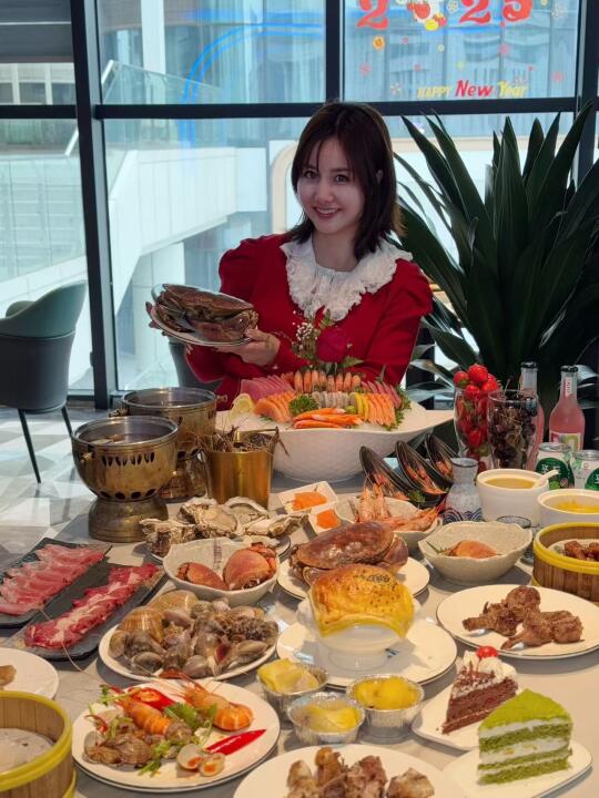 和姊妹们炫了一顿满意的自助海鲜餐