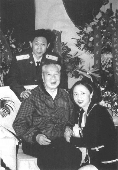 1999年，杨东明(后)夫妇与父亲杨成武(中)在一起。