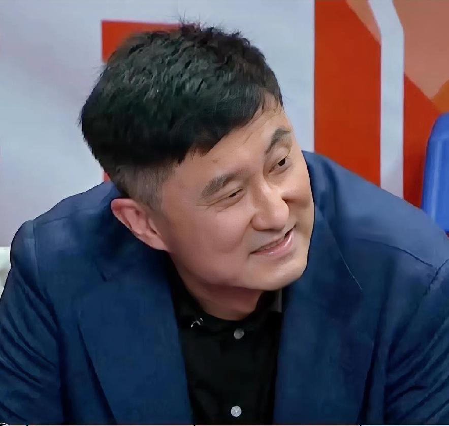 说实话，今年CBA联赛常规赛结束我认为最让人失望和最尴尬的主教练应该是他！
没错