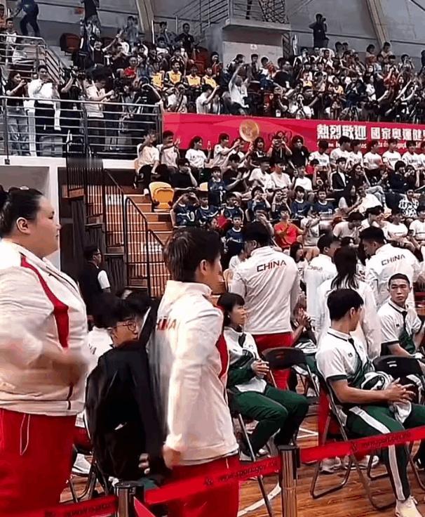 莎莎要下班，雯雯紧跟其后，这保镖当得比真事儿还认真。国乒小豆包成了护身符，俩人的