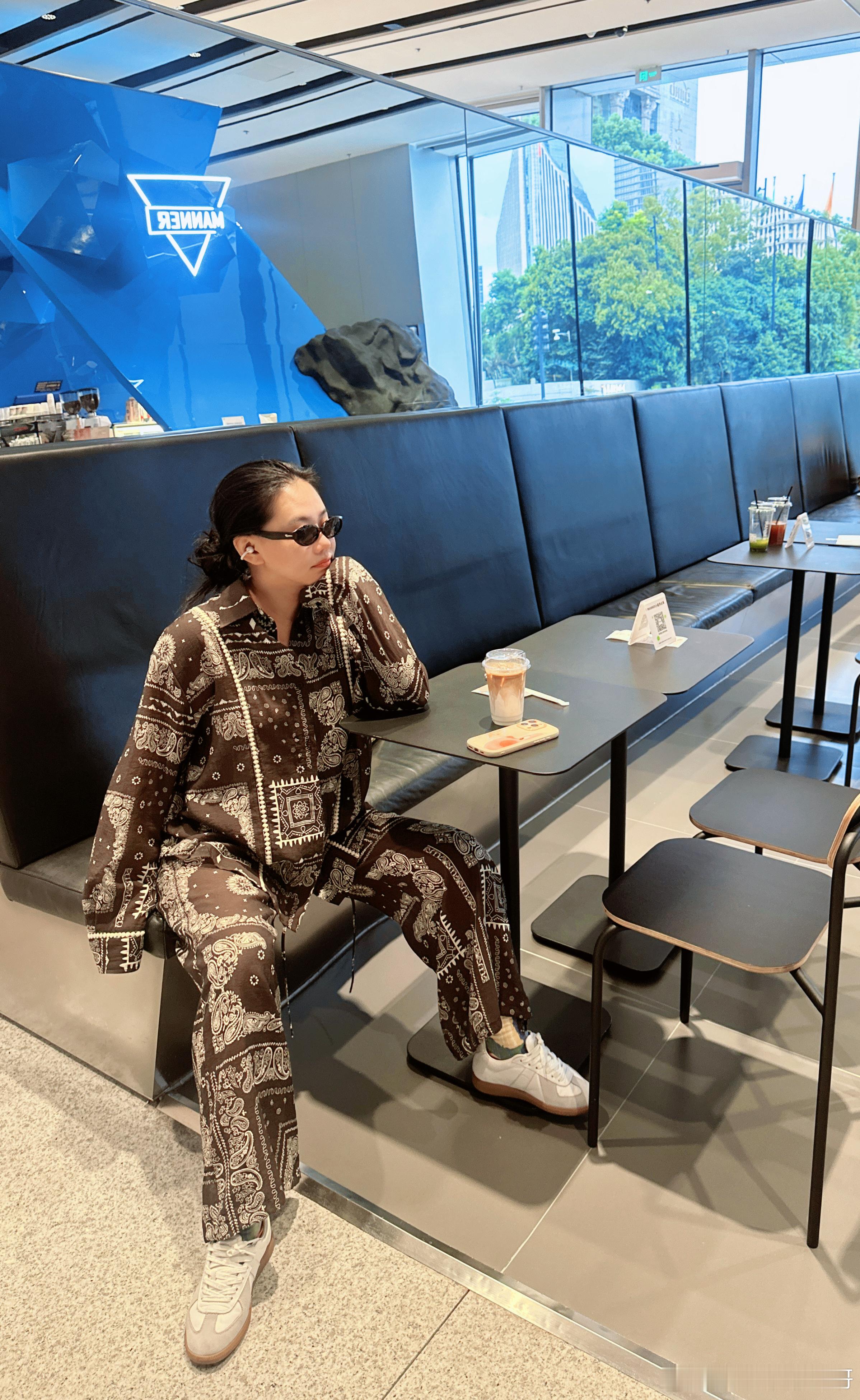 收到朋友发给我在上海的一组照片，拍的还挺好[点赞] ​​​