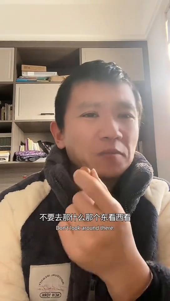 新手短视频爆款视频。
是不是刚开始做自媒体对着镜头紧张到忘词，发出的视频只有几十