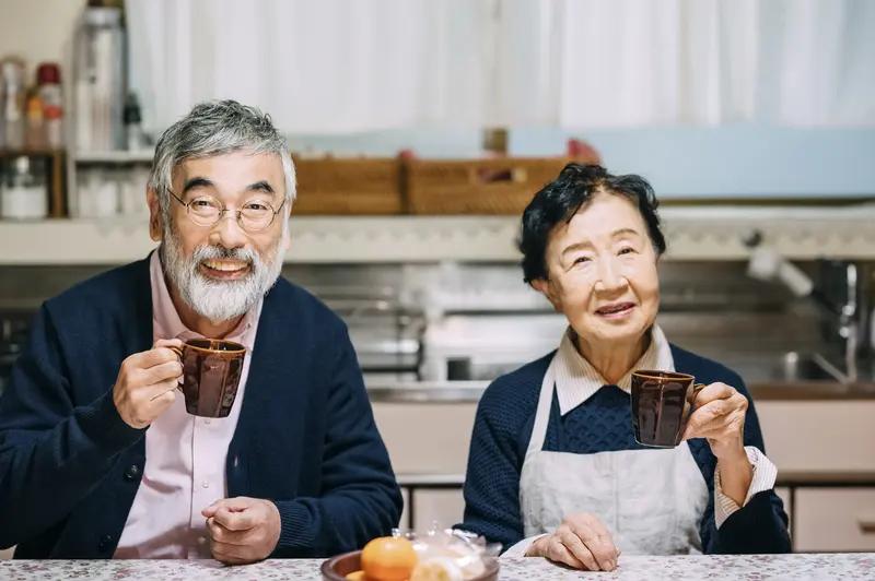 年老的父母健在,是幸福还是负担?你应该感到无比的幸福，而不是负担毕竟，父母在，人