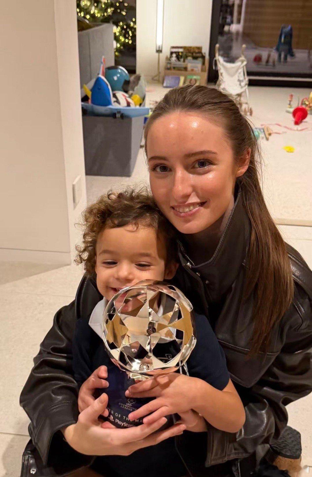 格林伍德的老婆和他的幼女！拿着格林伍德的欧冠最佳球员奖杯！