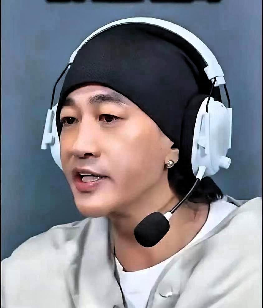 何润东很难塌房了，
原因很简单，
因为他最大的弱点不是没戏拍

他并不会将演艺工