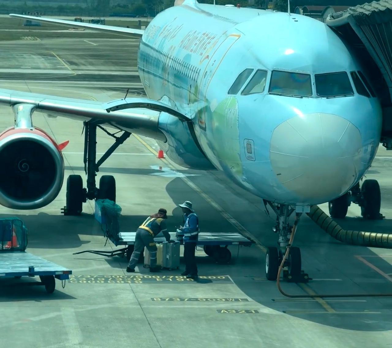 北海福成机场，行李箱全靠人工抬啊

以为跟其他机场一样，提前三小时到机场办理托运