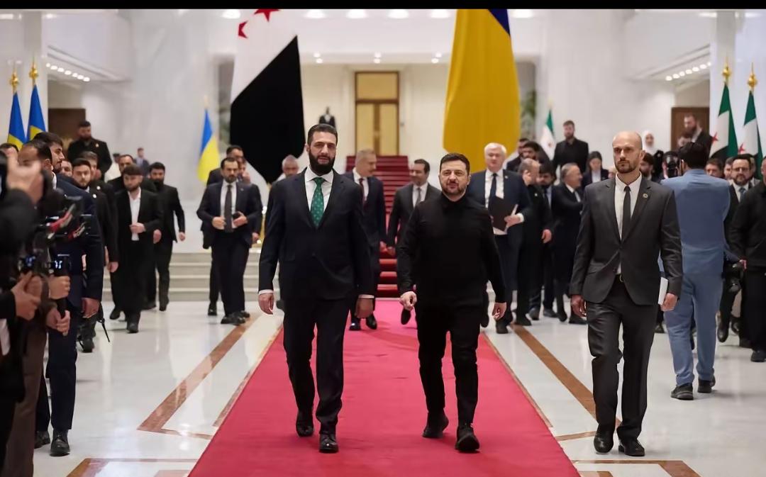 乌克兰总统泽连斯基访问叙利亚，和过渡时期总统阿尔·沙拉坐下来聊了聊。他们讨论了安