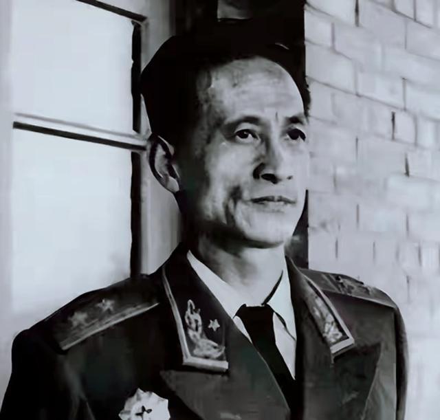 1930年年底，江西龙冈的硝烟还没散干净，一个刚被缴了械的国民党中尉报务员做了个