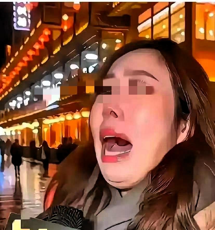 又一个被毒鸡汤坑惨的女人！春熙路街头一女子激动的嚎啕大哭，说自己月薪8000块，