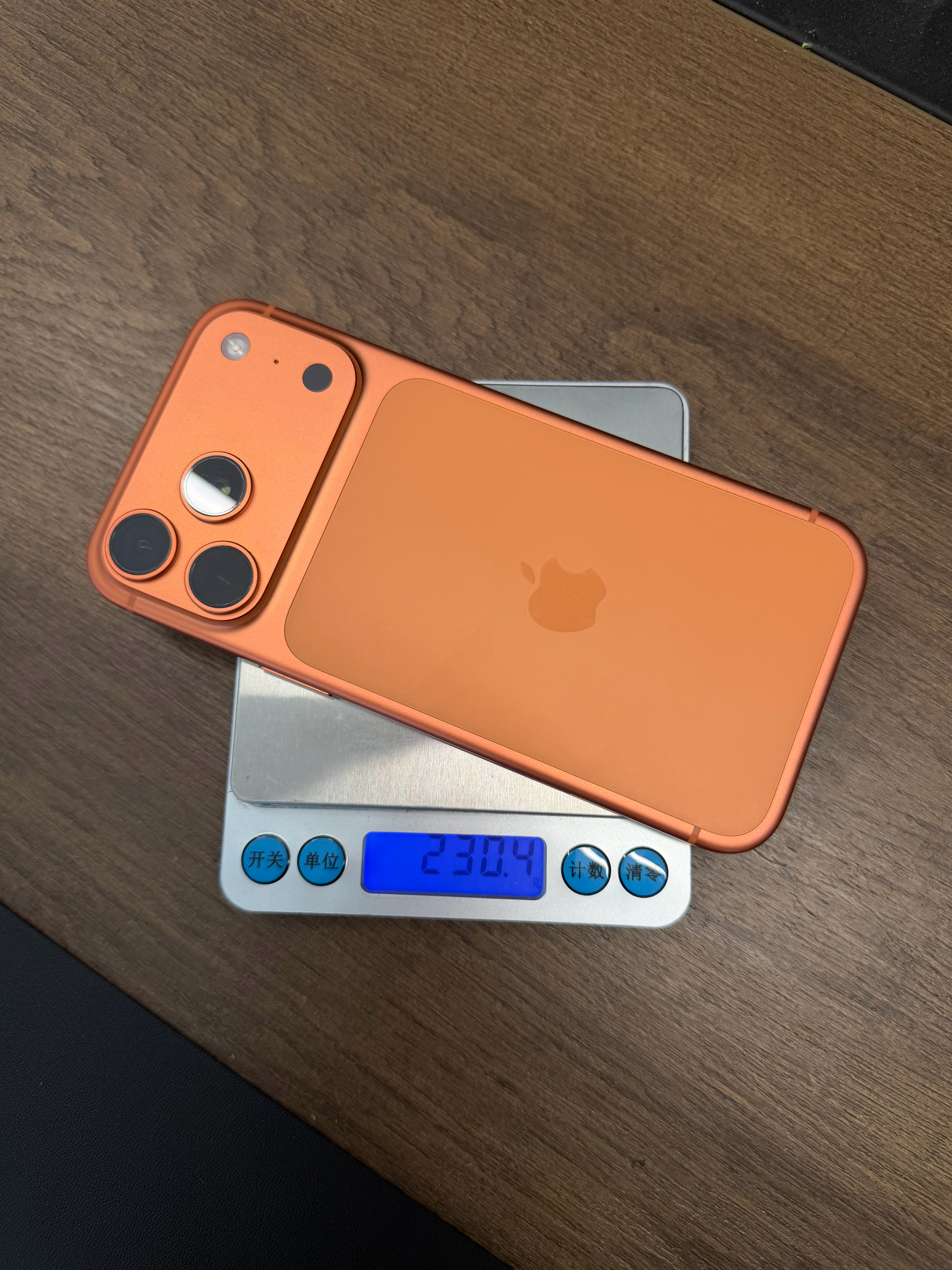 苹果手机，还是挺保守的，iPhone 17 Pro Max官方数据重量231克，