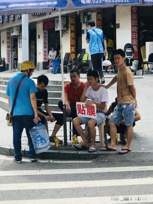 孩子想打暑假工你支持吗 孩子打暑假工需慎重，不可一概而论。打暑假工是体验社会的方
